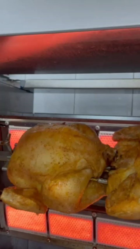 ✨ El sabor que te hace volver…Nuestro pollo asado jugoso, dorado a la perfección 🔥 y ese poke de pollo asado que simplemente no falla 🥗💛Hecho con ingredientes frescos, pensado para que cada bocado se sienta especial… porque comer bien también es un placer.🤍 ¿Ya lo probaste? Este es tu momento.📲 Pide ahora y déjate conquistar.+34642638507#portugalete #polloasado #poketey #comidasaludable #pokes